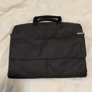 Incase Laptop Shoulder Bag for 15-inch Laptops